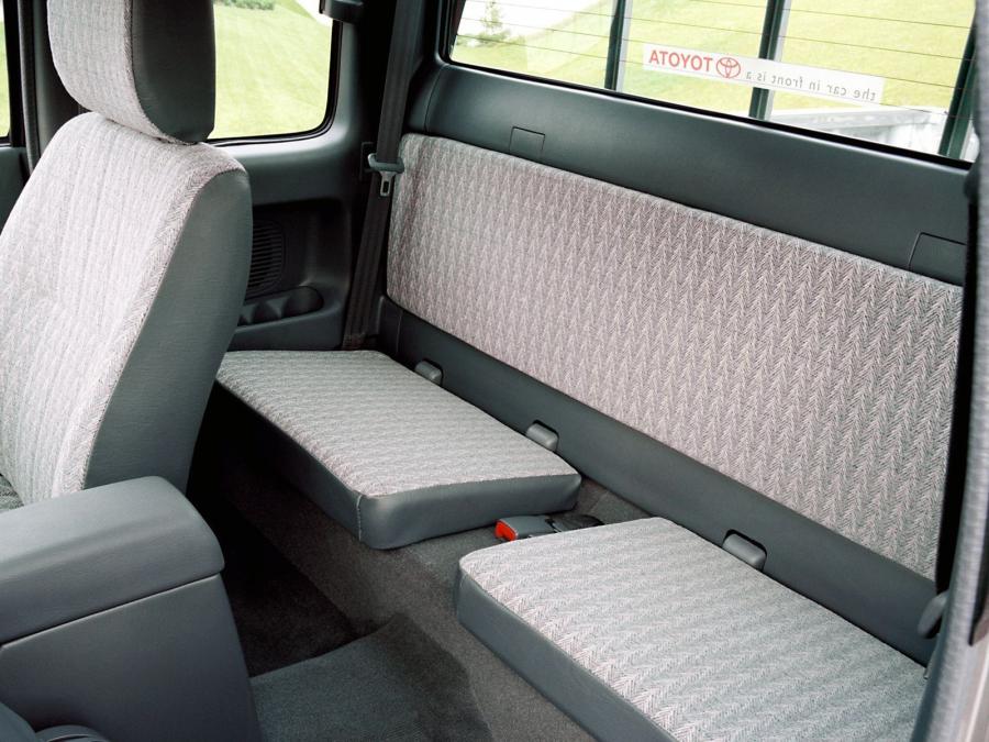  Toyota Hilux Xtra Cab 2001 года  (UK) (фото 2 из 4)